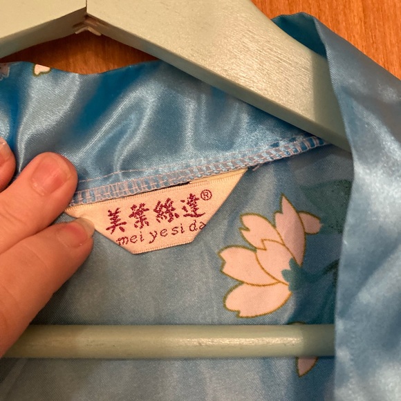 Silky Robe - Picture 5 of 6